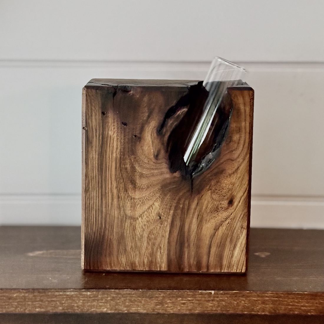 Gros plan d'un bloc de bois avec un tube en verre dans la cavité